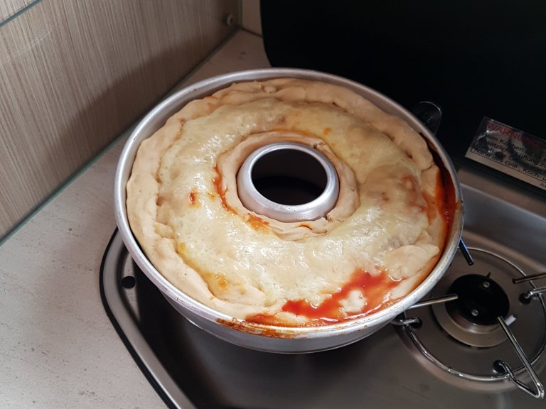 Pizza Calzone aus dem Omnia a la Campingrockt Camping rockt